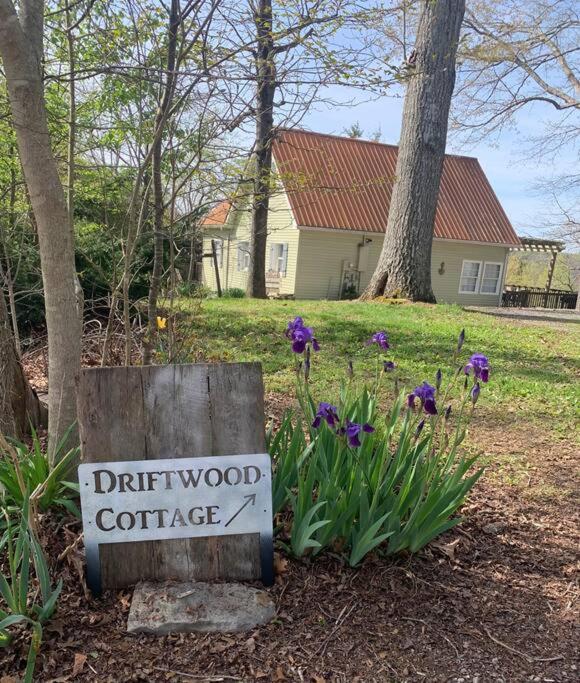 Driftwood Cottage With Hot Tub On Lake Cumberland Russell Springs Esterno foto